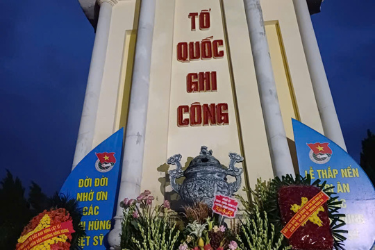 PHƯỜNG HỒNG QUANG TỔ CHỨC LỄ THẮP NẾN TRI ÂN CÁC ANH HÙNG LIỆT SĨ TẠI 5 NGHĨA TRANG TRÊN ĐỊA BÀN 