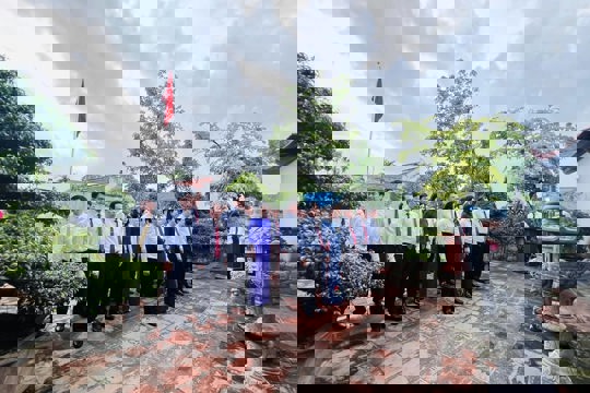 Sáng 23/8/2025, tại Khu tưởng niệm đồng chí Lê Đức Thọ, phường Hồng Quang, Tỉnh ủy, HĐND, UBND, Ủy ban MTTQ Việt Nam tỉnh Ninh Bình tổ chức Lễ dâng hương nhân Kỷ niệm 80 năm Quốc khánh Nước Cộng hoà xã hội chủ nghĩa Việt Nam (2/9/1945 - 2/9/2025) 