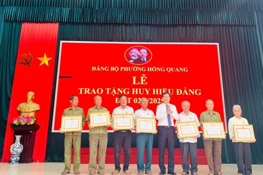 Đảng ủy phường Hồng Quang long trọng tổ chức Lễ trao tặng Huy hiệu Đảng đợt 02/9/2025