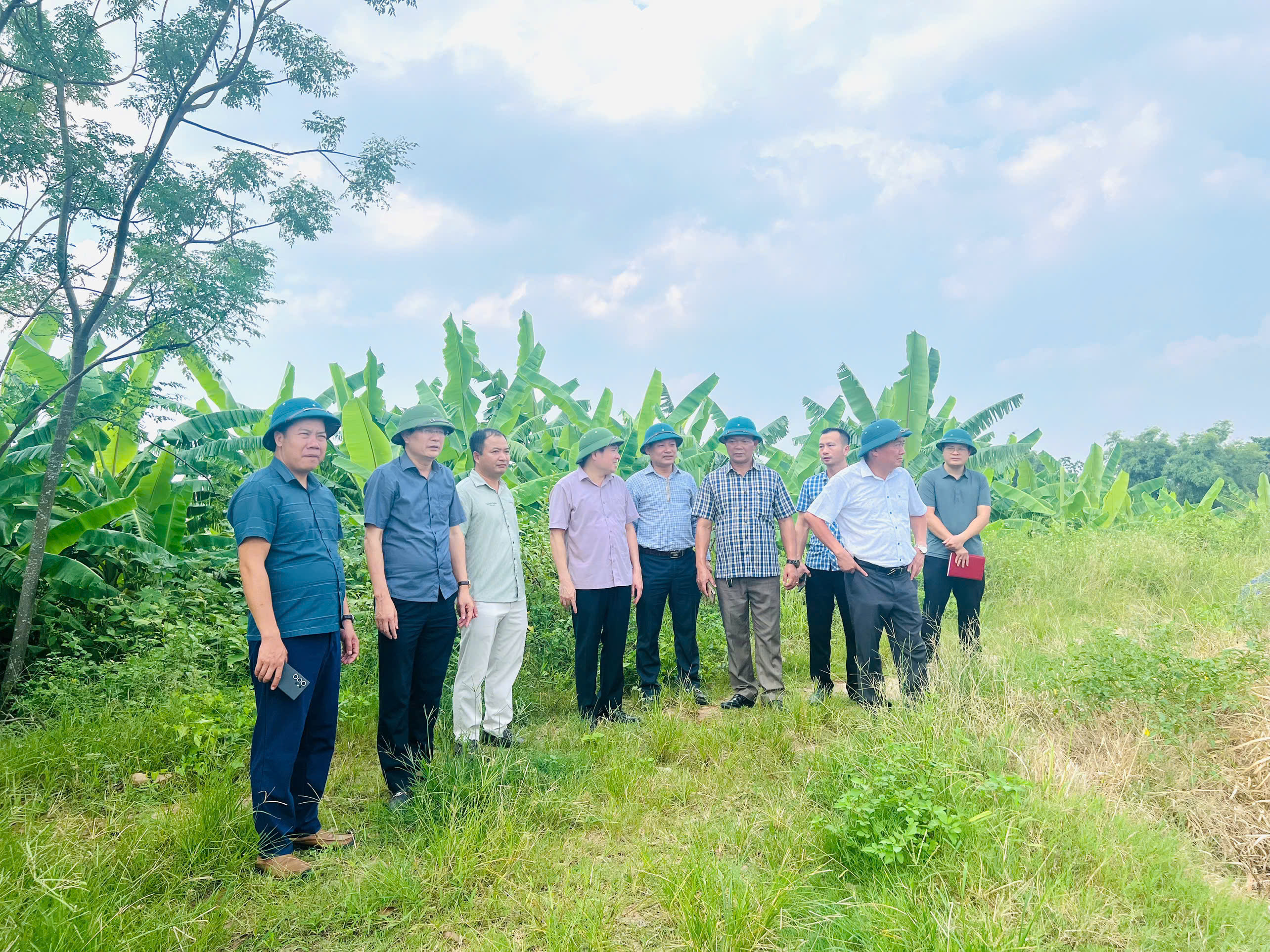 Đoàn Công tác của Thường trực Đảng uỷ, lãnh đạo HĐND, UBND phường Hồng Quang  kiểm tra, đánh giá chất lượng, hiện trạng các tuyến đê, kè, cống trước mùa mưa bão năm 2025