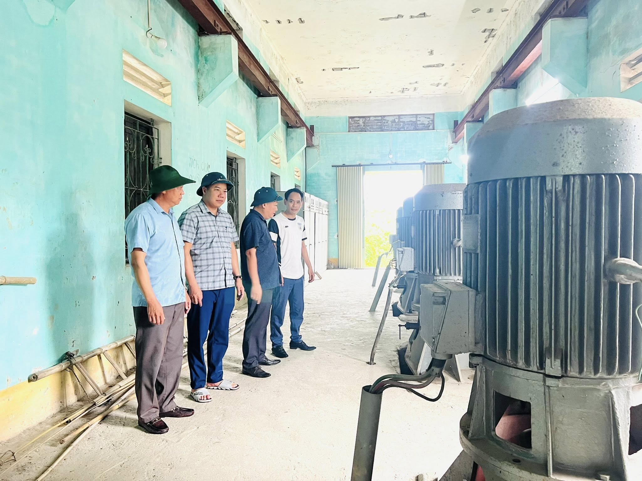 Thường trực Đảng uỷ phường Hồng Quang kiểm tra hệ thống đê điều và công tác chuẩn bị ứng phó với cơn bão số 3